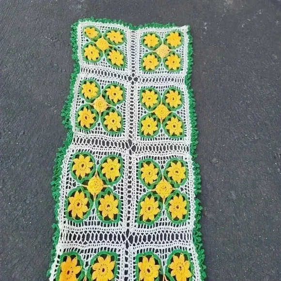 Vintage Flower Hand Knit Table Runner Doily Yellow Green 61 Inch - Picture 2 of 6